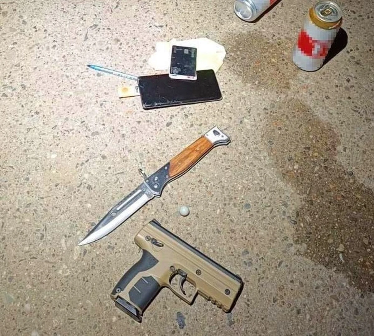 36-letni mężczyzna z pistoletem i długim wojskowym bagnetem chodził w nocy po nadwiślańskich bulwarach w Warszawie zaczepiając ludzi i mówiąc o zabijaniu. Desperata ujęli strażnicy miejscy, którzy patrolowali ten rejon Wisły - przekazała straż miejska.
