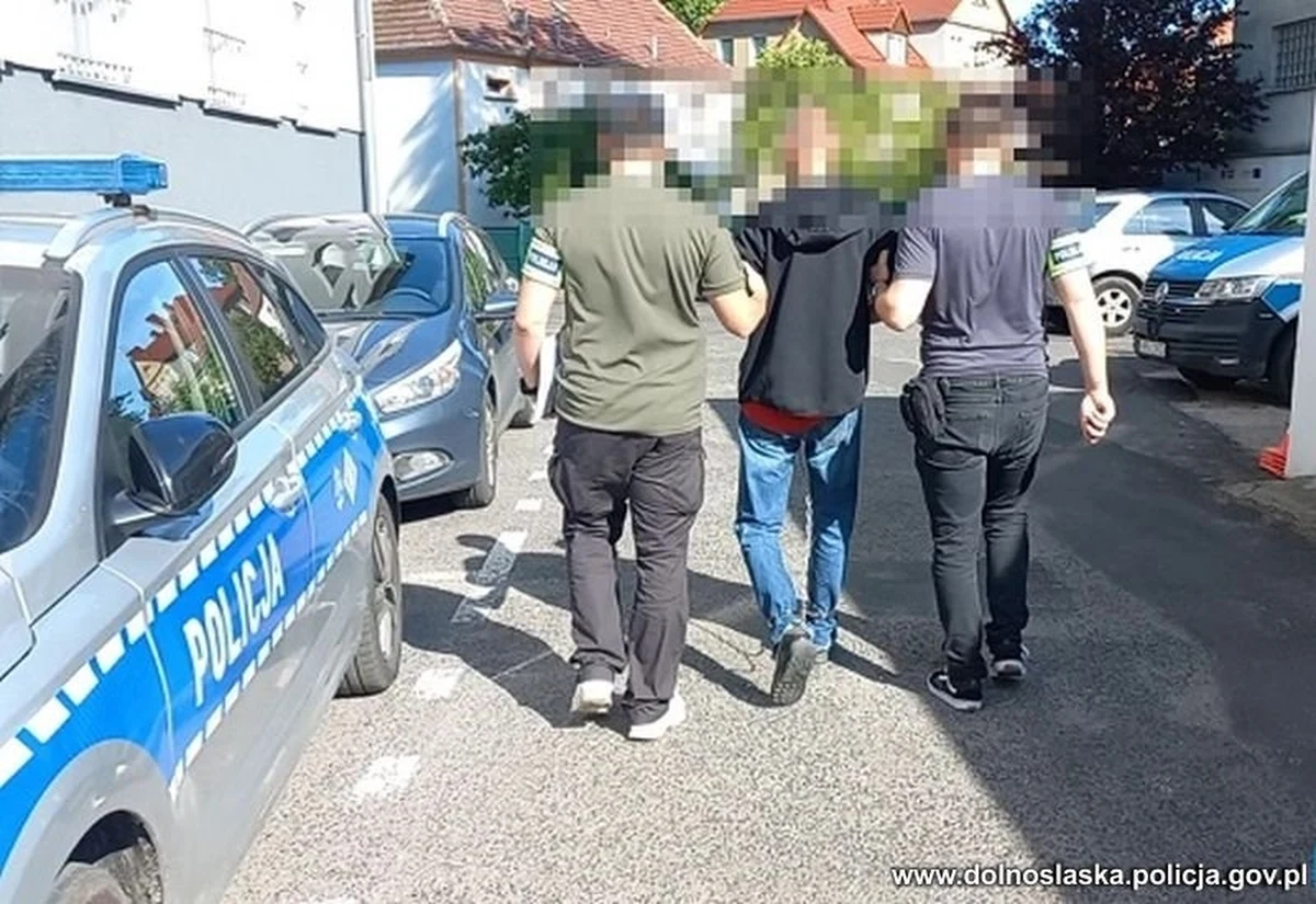 47-latek podejrzewany o posiadanie narkotyków próbował podczas policyjnej interwencji wmówić policjantom, że w zamkniętej na kluczyk kasetce przechowuje preparat do stóp, a nie zakazane używki. Jak się okazało, zabezpieczono 197 porcji metamfetaminy oraz kilka porcji marihuany. Mężczyzna usłyszał zarzuty i ma policyjny dozór. Grozi mu do 10 lat pozbawienia wolności.