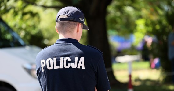 Przewożeni busem cudzoziemcy - 34 osoby, w tym 8 dzieci - po wypadku auta w Piotrkowie Trybunalskim (woj. łódzkie) uciekli z samochodu. Policja odnalazła ich. Przebywają teraz w piotrkowskiej komendzie miejskiej, sprawdzana jest ich tożsamość - powiedziała rzeczniczka piotrkowskiej policji asp. sztab. Izabela Gajewska.