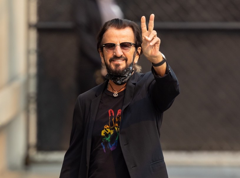 Podczas koncertu Rio Rancho Events Centre w Albuquerque 83 w Nowym Meksyku 83-letni Ringo Starr potknął się na podwyższeniu i upadł na scenę. Choć wypadek mógł wyglądać groźnie, były perkusista zespołu The Beatles wstał o własnych siłach i dał radę kontynuować występ. Wiele wskazywało na to, że niemalże tego nie odczuł, bo po ponownym wejściu na scenie zaczął z tego żartować. W tym wieku podobne upadki mogą nieść za sobą poważne konsekwencje, lecz Ringo Starr miał dużo szczęścia.