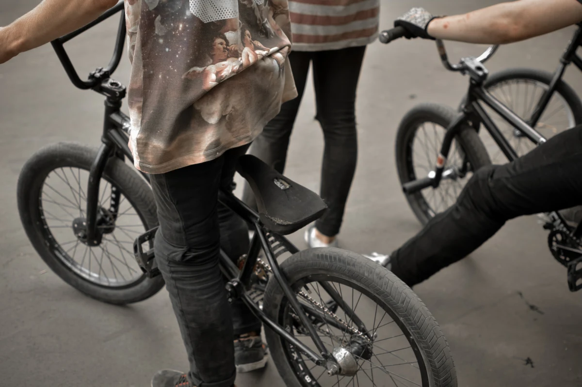 Liczący 40-50 członków w wieku 10-17 lat gang rowerowy w Haarlemie w centralnej Holandii zastrasza, szantażuje i wykorzystuje rówieśników. Informuje o tym dziennik "Noordhollands Dagblad".