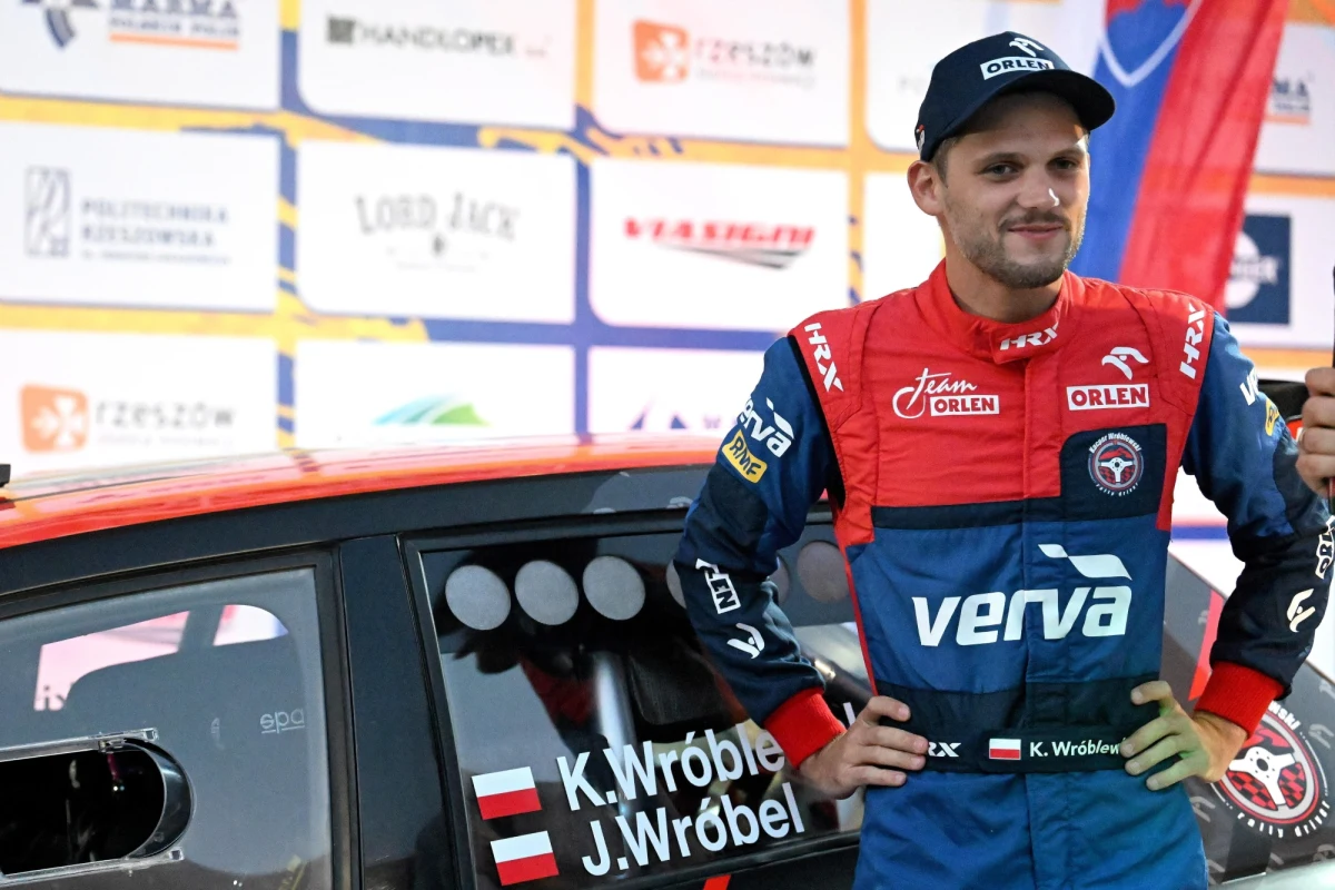 W piątek startuje ostatnia runda Rajdowych Samochodowych Mistrzostw Polski – Rajd Wisły. Kierowcy w piątek i sobotę pokonają 11 odcinków specjalnych, które liczą w sumie 124 km. Ostatni rajd sezonu będzie szczególny dla kierowcy Orlen Teamu Kacpra Wróblewskiego. Wszystko dlatego, że trasa rajdu przebiega pod jego rodzinnym domem. "Znam te odcinki świetnie, bo nawet jak podbierałem tacie samochód, kiedy może nie do końca powinienem, to właśnie tam jeździłem" – zaznacza Kacper Wróblewski, z którym o Rajdzie Wisły rozmawiał Wojciech Marczyk z redakcji sportowej RMF FM. 