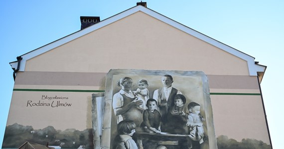 ​W czwartek na ścianie budynku przy ulicy Gałęzowskiego w Rzeszowie odsłonięty został mural przedstawiający błogosławioną rodzinę Ulmów z Markowej.