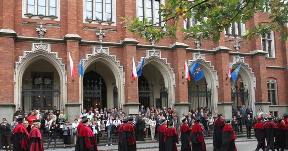 "To dla nas zadziwiające, zachwycające, satysfakcjonujące, że - kiedy większość uczelni mówi o kłopotach z rekrutacją - my przyjmujemy więcej studentów, niż zakładaliśmy" - powiedział rektor Uniwersytetu Jagiellońskiego prof. Jacek Popiel.