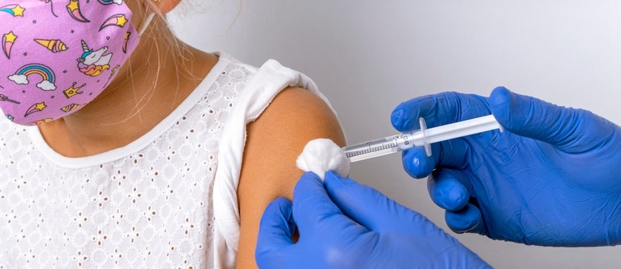 Polskie Towarzystwo Pediatryczne proponuje w nowych rekomendacjach, by w aptekach można było szczepić przeciwko grypie dzieci już od siódmego roku życia. Obecnie w tych placówkach szczepionki mogą być podawane tylko osobom pełnoletnim.