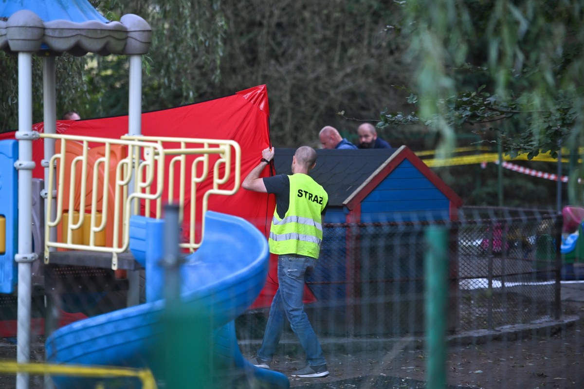 Do tragicznego wypadku doszło w Zabierzowie koło Krakowa. 4-letnie dziecko wpadło do studzienki kanalizacyjnej na terenie przedszkola. Strażakom udało się je wydobyć, ale mimo reanimacji chłopczyk zmarł. 