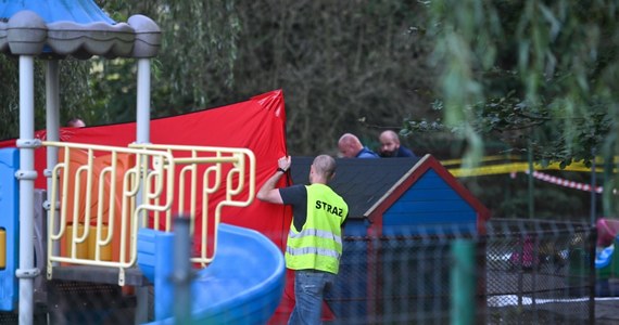 Do tragicznego wypadku doszło w Zabierzowie koło Krakowa. 4-letnie dziecko wpadło do studzienki kanalizacyjnej na terenie przedszkola. Strażakom udało się je wydobyć, ale mimo reanimacji chłopczyk zmarł. 