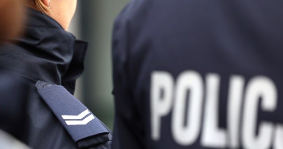 Troje stołecznych policjantów zostało zatrzymanych przez funkcjonariuszy Biura Spraw Wewnętrznych. Jak dowiedział się reporter RMF FM, mają odpowiadać w śledztwie krakowskiej prokuratury okręgowej dotyczącym oszustw w trakcie pandemii koronawirusa. 