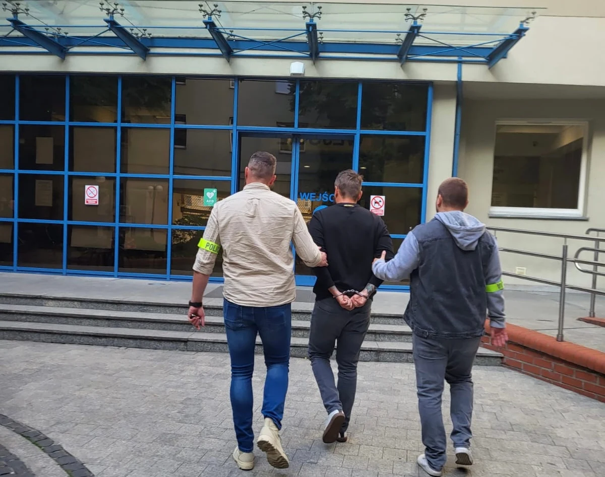 Za oszustwa odpowie 34-latek, który założył w Poznaniu fundację "Szlachetny bohater". Mężczyzna zbierał pieniądze od darczyńców, ale nie przekazywał ich osobom, które powinny otrzymać pomoc. Według policjantów mężczyzna oszukał co najmniej 10 osób.

