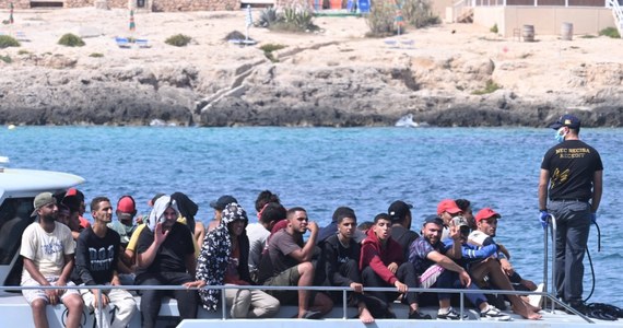 Szef włoskiego MSZ, wicepremier Antonio Tajani wyraził zaniepokojenie informacją o tym, że w kierunku wyspy Lampedusa płynie siedem statków organizacji pozarządowych pod banderą Niemiec. Od kilku dni trwa spór Rzymu z Berlinem, który postanowił finansować organizacje pozarządowe (NGO), ratujące migrantów na Morzu Śródziemnym i przewożące ich potem do Włoch.
