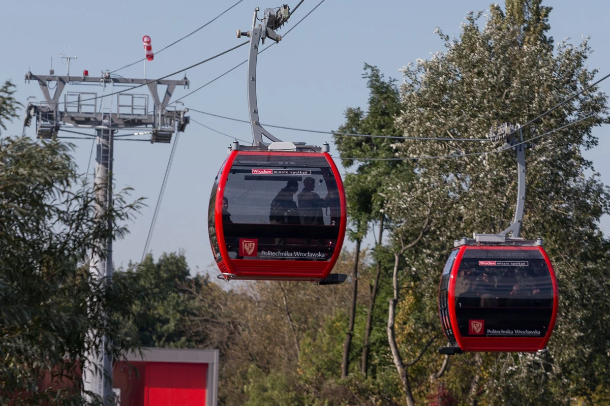Minęło 10 lat odkąd we Wrocławiu powstała Polinka. Oprócz studentów i pracowników Politechniki, pokochali ją także inni wrocławianie oraz turyści. To nie dziwne, bo widoki z gondoli zapierają dech w piersiach. 