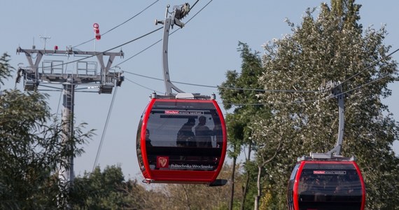 Minęło 10 lat odkąd we Wrocławiu powstała Polinka. Oprócz studentów i pracowników Politechniki, pokochali ją także inni wrocławianie oraz turyści. To nie dziwne, bo widoki z gondoli zapierają dech w piersiach. 