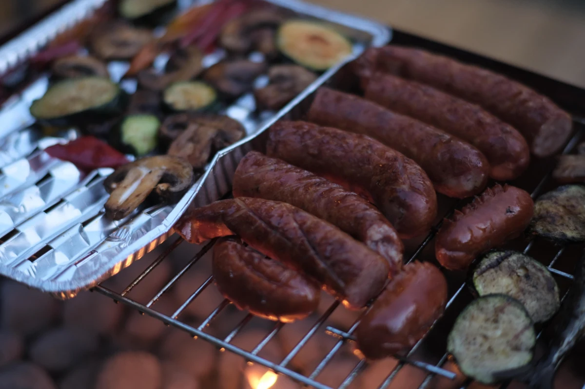 Zbadano 21 modeli tj. 23 478 sztuk grilli tradycyjnych, do obrotu nie dopuszczono prawie 21 tys. sztuk - poinformował Urząd Ochrony Konkurencji i Konsumentów. Urząd ostrzegł, że za wprowadzenie na rynek produktów niespełniających wymagań bezpieczeństwa grozi kara do 100 tys. zł.
