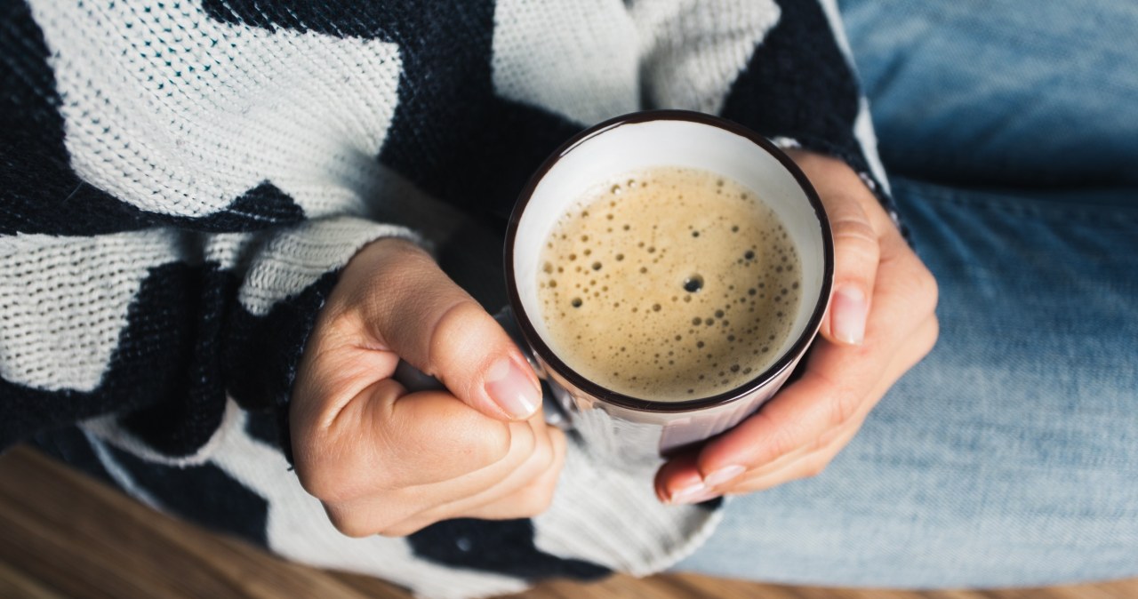 Ten dodatek do kawy dodaje energii na dłużej. Trik, który robi furorę