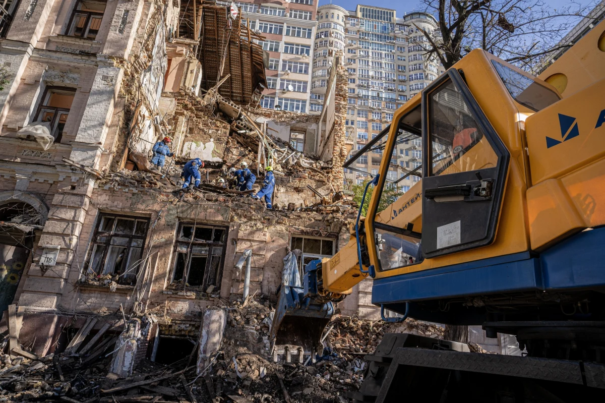 30 pianistów - profesjonalistów i amatorów w różnym wieku i różnej narodowości - zasiądzie po kolei przy fortepianie w krakowskim Kinie "Kijów", żeby zagrać utwór Erica Satie "Udręki". Zostanie on wykonany 840 razy. Trwająca kilkadziesiąt godzin muzyczna modlitwa o pokój połączy dwa miasta partnerskie: Kraków i Kijów.  

