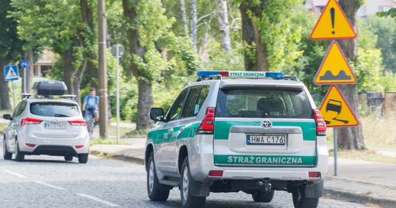 Bus pełen uchodźców zatrzymał koło Pyrzyc w Zachodniopomorskiem wspólny polsko-niemiecki patrol policji i straży granicznej. 35 obywateli najprawdopodobniej Syrii przewoził Polak. 