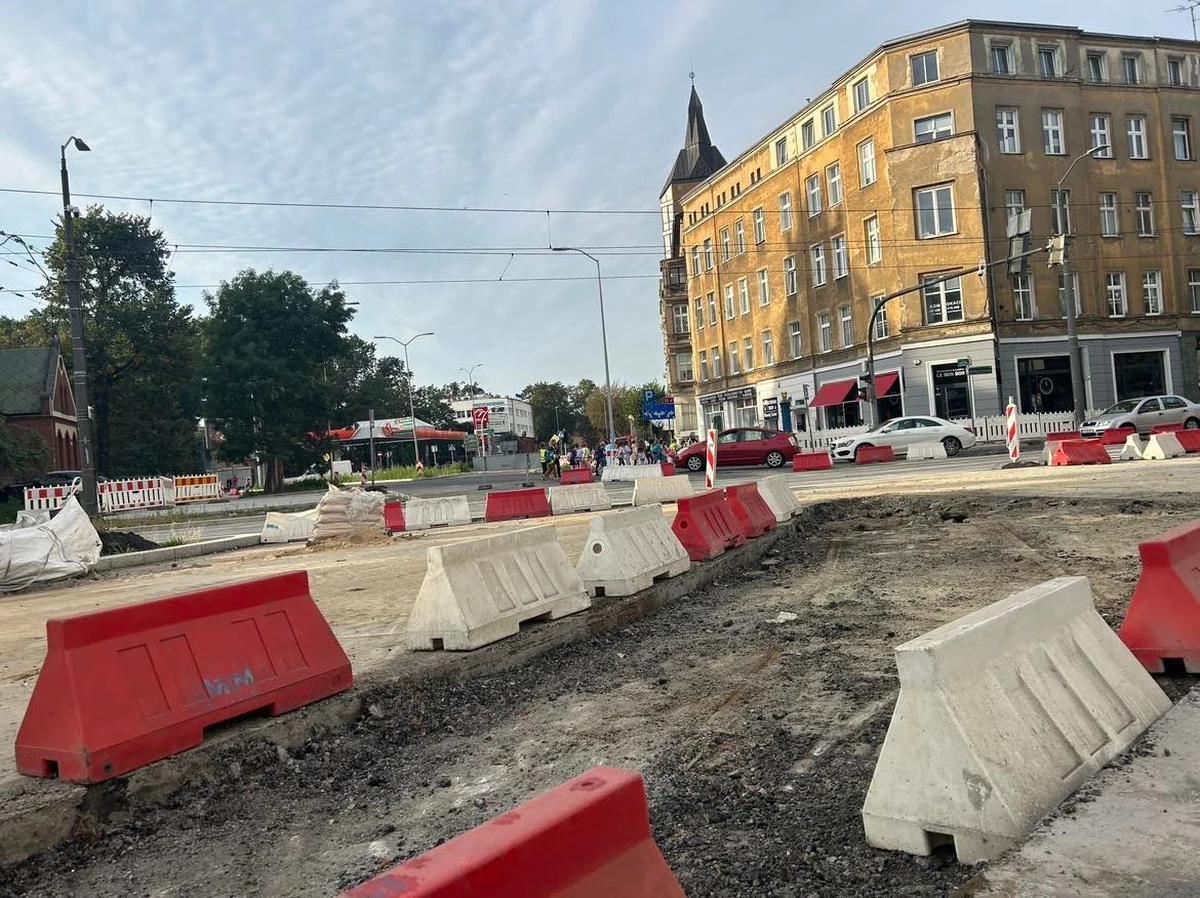 Nienajlepsze informacje dla kierowców w Szczecinie. To już pewne, że nie uda się udrożnić przejazdu przez torowisko na placu Zwycięstwa. Takie ułatwienie dla zmotoryzowanych było planowane na przełom września i października. Niestety, nic z tego.