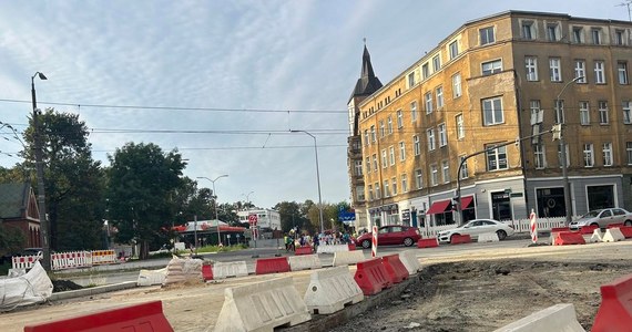 Nienajlepsze informacje dla kierowców w Szczecinie. To już pewne, że nie uda się udrożnić przejazdu przez torowisko na placu Zwycięstwa. Takie ułatwienie dla zmotoryzowanych było planowane na przełom września i października. Niestety, nic z tego.
