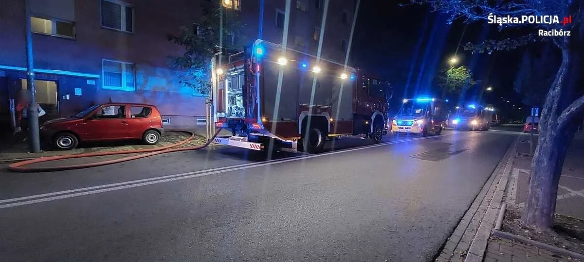 W Raciborzu policjant uratował 88-latka. Funkcjonariusz wyniósł mężczyznę z płonącego mieszkania na czwartym piętrze.   