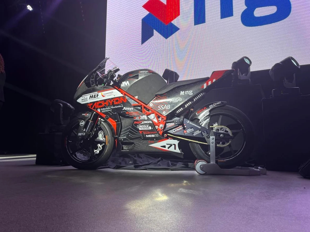 ​Na Politechnice Wrocławskiej odbyła się dziś (29.09) premiera nowego szosowego motocykla elektrycznego zbudowanego przez studentów uczelni. Nazywa się LEM Tachyon. Młodzi konstruktorzy zaprojektowali i wykonali jego ramę, układ napędowy, baterię i wiele innych komponentów.
