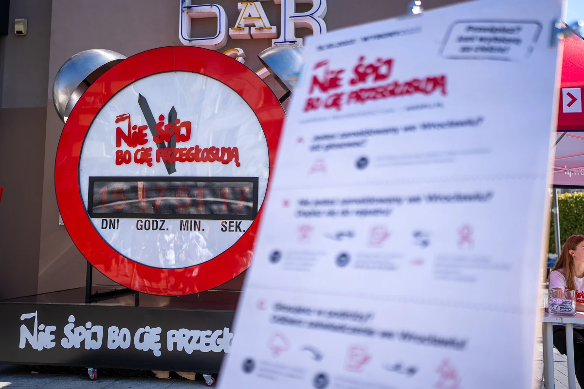 "Nie śpij, bo Cię przegłosują"! Na ulicy Świdnickiej we Wrocławiu stanął 3-metrowy budzik, który odmierza czas do wyborów. Instalacja od kilkunastu dni podróżuje po największych miastach Polski i przypomina przechodniom o wyborach parlamentarnych, które odbędą się 15 października.