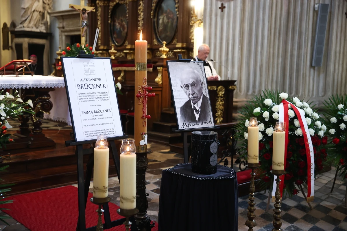 Sprowadzone z Berlina do Krakowa prochy prof. Aleksandra Bruecknera, historyka literatury, slawisty oraz jego żony Emmy zostały złożone w piątek w Alei Zasłużonych na cmentarzu Rakowickim.

