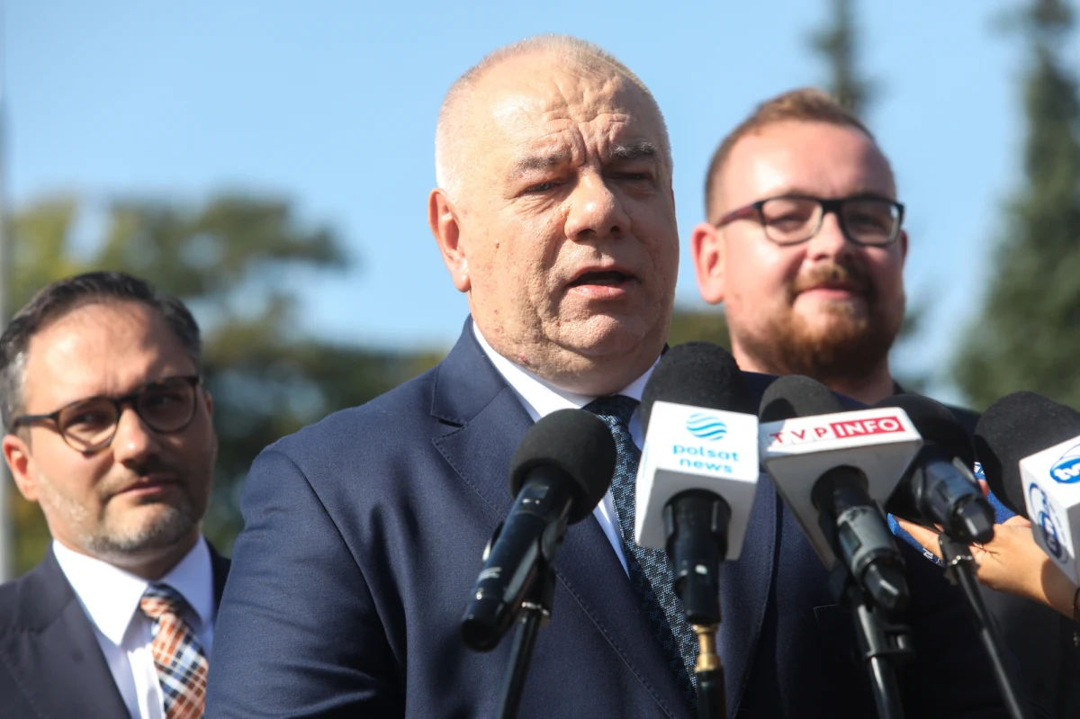 „Niskie ceny paliw na stacjach benzynowych to pozytywne efekty fuzji Orlenu i Lotosu” – stwierdził szef resortu aktywów państwowych Jacek Sasin. „Opozycja nie może przeżyć, że udaje się nam zapewnić Polakom lepsze warunki życia” - powiedział w piątek Sasin.