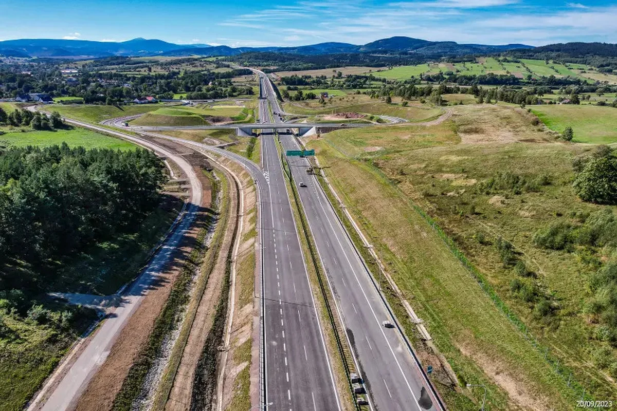 ​Dobra wiadomość dla kierowców. Na Dolnym Śląsku otwarto dziś (29.09) odcinek drogi ekspresowej S3. Chodzi o fragment biegnący od węzła Kamienna Góra Północ do węzła Lubawka. 