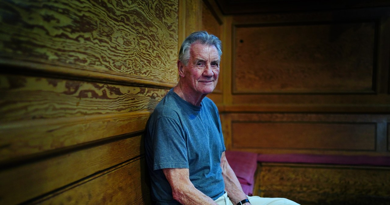 Najmłodszy z Pythonów, sir Michael Palin, po tym jak w maju zmarła jego żona, z którą przeżył wspólnie 60 lat, ogłosił, że wraca do realizowania swoich dokumentalnych seriali podróżniczych. Przyznał, że po śmierci żony codziennie słyszał jej głos mówiący, by przestał rozpaczać i znów zaczął działać.