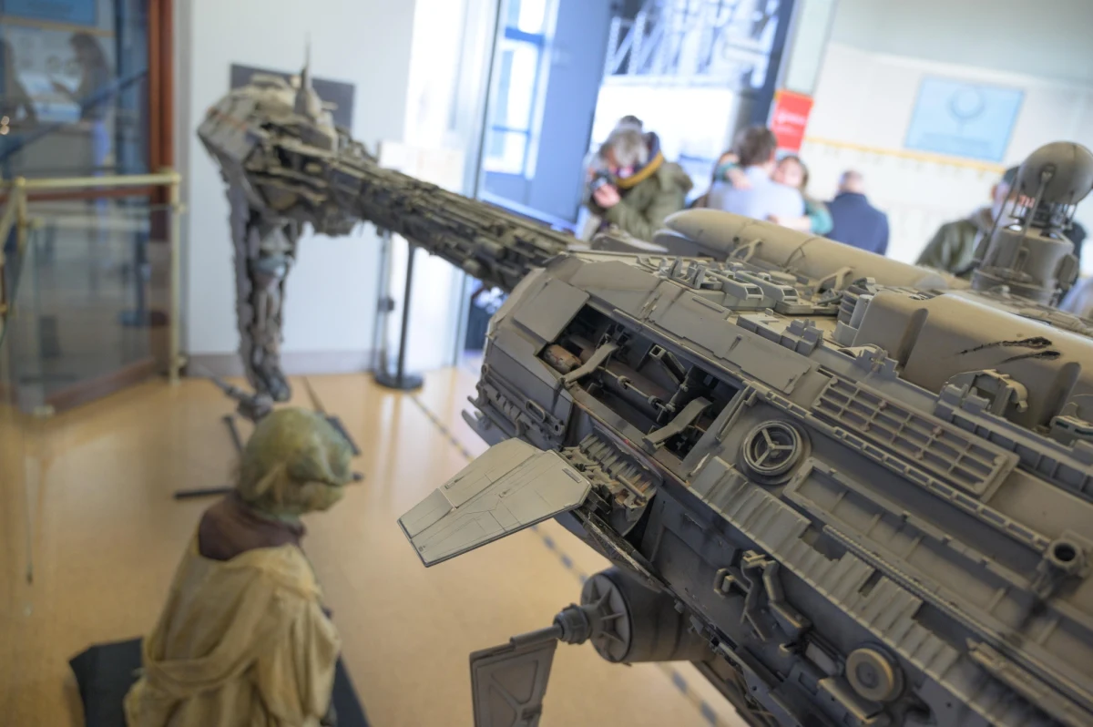 Rozwiązania technologiczne, projektowane z myślą o rozkwicie ludzi, dyskusja nad aktywnością fizyczną i odżywianiem - jako czynnikami proekologicznego stylu życia - to tylko przykłady tematów, jakie dziś w nocy (29 września) będzie można zgłębić w czasie Łódzkiej Nocy Naukowców. Uczelnie, Instytut Energetyki Oddział Techniki Cieplnej “ITC" oraz EC1 Łódź połączyli siły, aby rozbudzać ciekawość. 