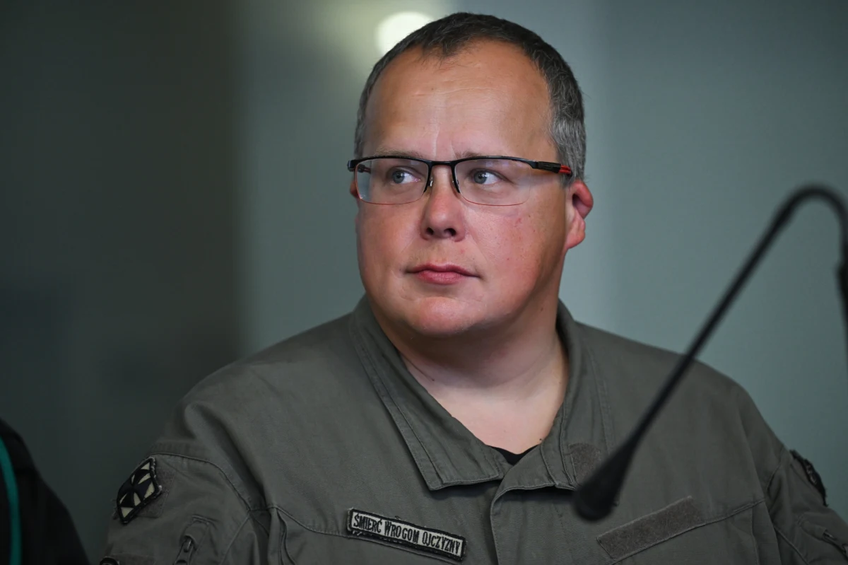 Sąd Apelacyjny w Gdańsku zmienił w piątek w części wyrok sądu I instancji w sprawie Marcina Osadowskiego, jednego z liderów organizacji Rodacy Kamraci. Zawiesił wykonanie kary pół roku pozbawienia wolności na okres 2 lat. Wyrok dotyczył m.in. używania obelżywych słów o posłance Lewicy, Marcelinie Zawiszy.