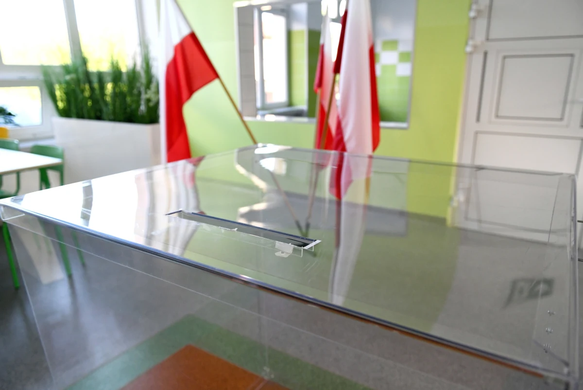 Za dwa tygodnie obudzimy się w kraju ogarniętym błogą ciszą. Będzie to cisza wyborcza, więc pozbawiona agitacji, po części jednak z pewnością poświęcona na rozmyślania i prywatne dyskusje o przebiegu kampanii i niedzielnych wyborach. Tak naprawdę będzie to jednak jedyny dzień względnego spokoju na przestrzeni kilku miesięcy w przód i w tył. Tęsknię za nim już dziś.