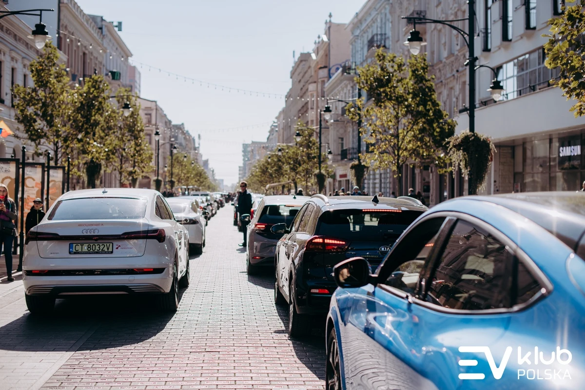 ​Elektromobilni entuzjaści spotkają się dziś (sobota, 30 września) w Łodzi podczas Manufaktury Nowej Mobilności. Już o godzinie 11.00 na ulicy Piotrkowskiej zbierze się ponad 200 elektrycznych pojazdów, które w samo południe wyruszą ulicami miasta prosto do łódzkiej Manufaktury. Organizatorami wydarzenia są Fundacja EV Klub Polska oraz Miasto Łódź.