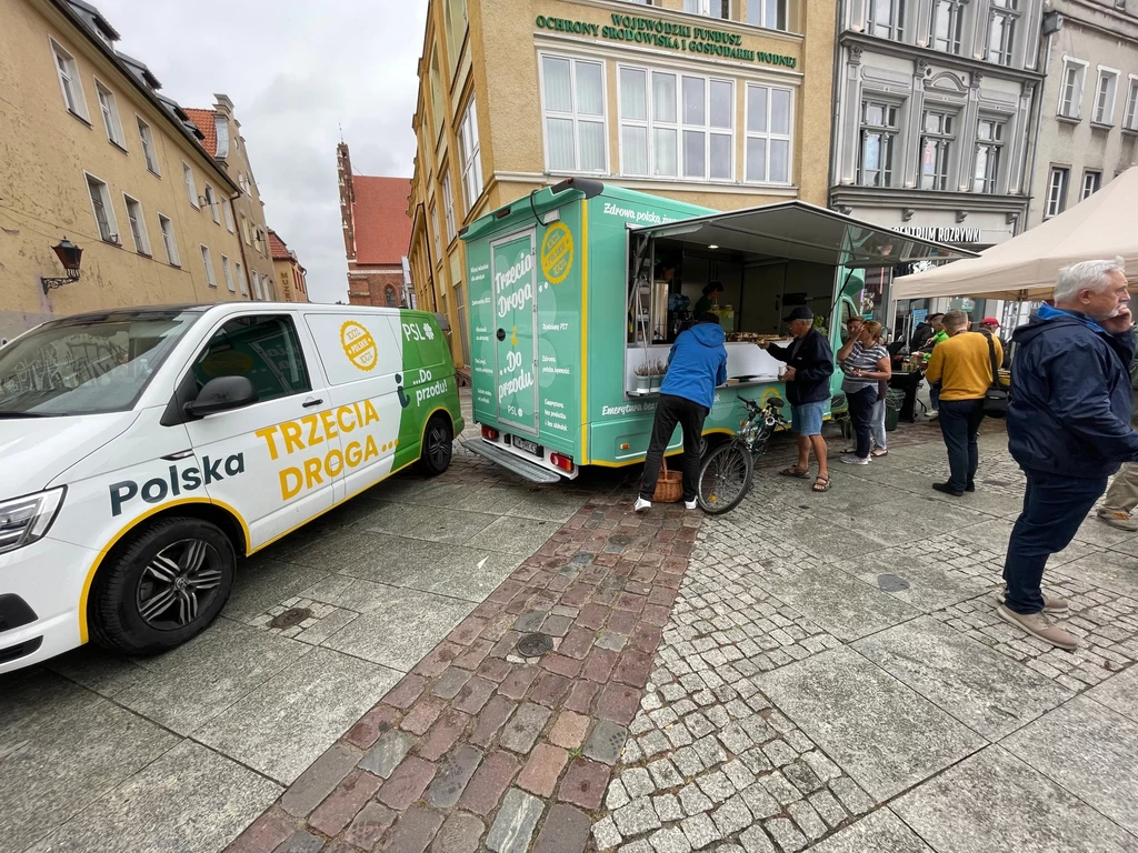 "Green Truck" Trzeciej Drogi w trasie. Po Polsce jeżdżą dwa takie busy, wyborcy dostają darmowy poczęstunek