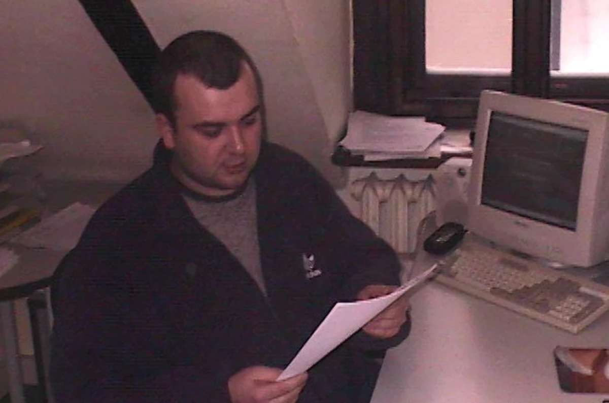 Pochodził z Ostródy, w latach 90. XX wieku trafił do oddziału RMF FM Olsztyn, gdzie zajmował się promocją oraz organizacją eventów. Był nieoceniony, zajmował się wszystkim, pomagał wszystkim, był przewodnikiem po oddziale i po jego ukochanym Olsztynie. Bez niego ekipa produkująca Inwazję Mocy nie mogłaby funkcjonować. 29 września 2023 roku minęła 10.rocznica śmierci Piotra Popławskiego, dla nas wszystkich... Pepika.