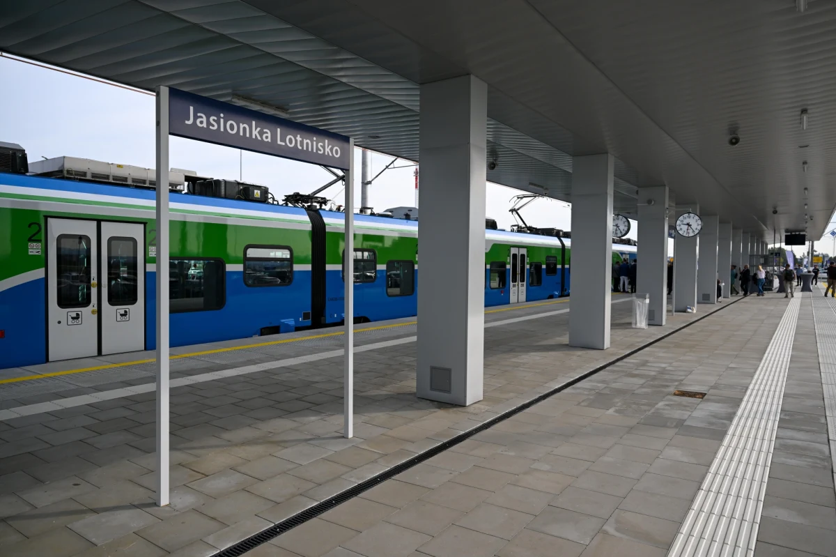 W niedzielę uruchomione zostanie połączenie kolejowe z centrum Rzeszowa do lotniska w Jasionce. W ramach inwestycji wybudowany został 5-kilometrowy fragment torów. Podróż między centrum Rzeszowa a lotniskiem wyniesie ok. 18 minut.