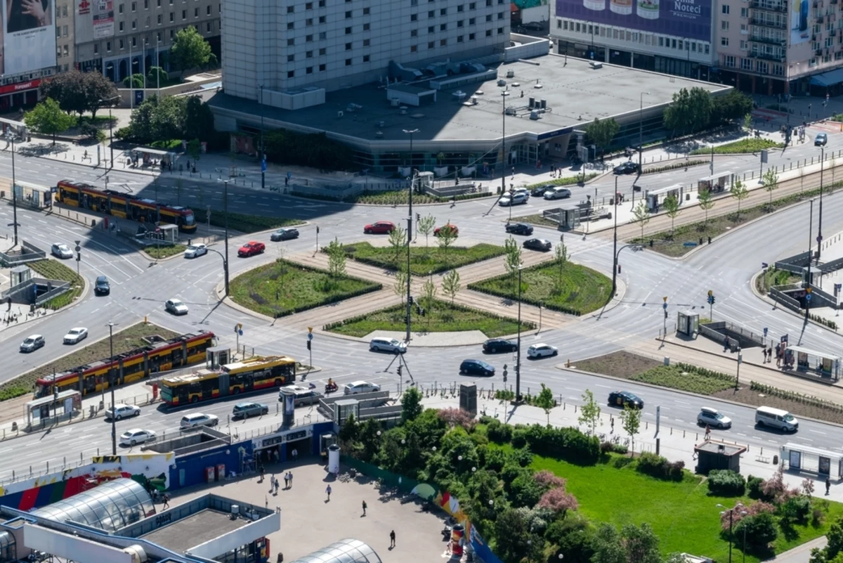 Pozamykane ulice, zmienione trasy autobusowe i tramwajowe oraz zwiększona częstotliwość kursowania metra - tak wyglądać będzie niedziela w stolicy. Powodem będzie organizowany przez Platformę Obywatelską Marsz Miliona Serc.
