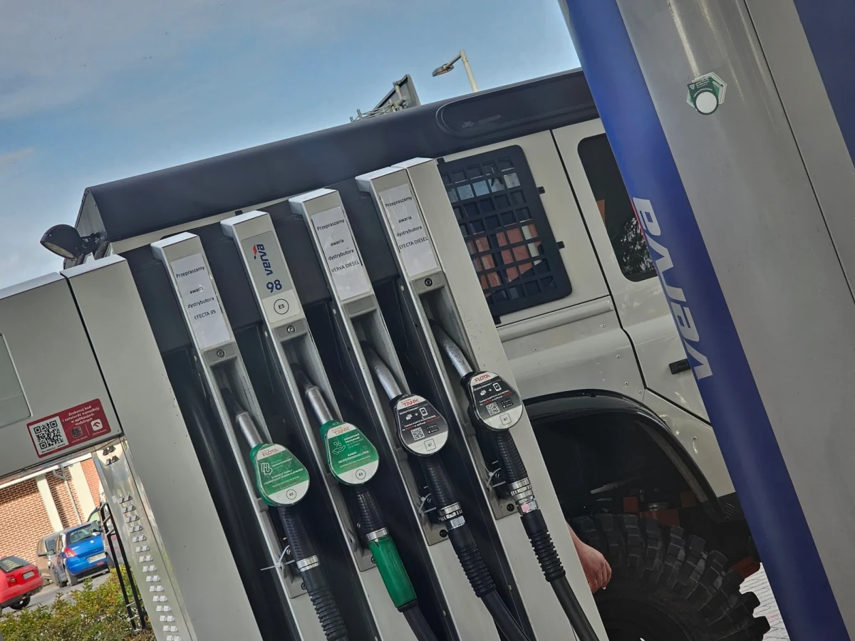 "Zamiast być w gotowości - karetki jeżdżą i szukają paliwa. Taki jest efekt "awarii dystrybutorów" - mówi w RMF FM dyrektor stołecznej stacji pogotowia ratunkowego Karol Bielski. Od kilku dni w całym kraju na dystrybutorach na stacjach Orlenu, pojawiają się kartki z napisem "Awaria".