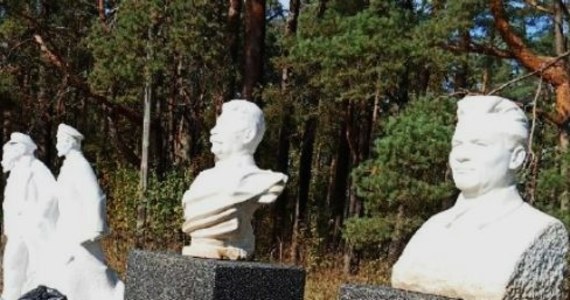 Na terenie Zespołu Memorialnego w Miednoje - gdzie mieści się Polski Cmentarz Wojenny, miejsce pochówku ofiar zbrodni katyńskiej - ustawiono, w ramach przygotowywanej wystawy, popiersia Józefa Stalina i Feliksa Dzierżyńskiego - poinformowało w sobotę Stowarzyszenie Memoriał.