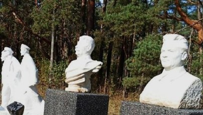 Popiersia Stalina i Dzierżyńskiego ustawione nad grobami Polaków