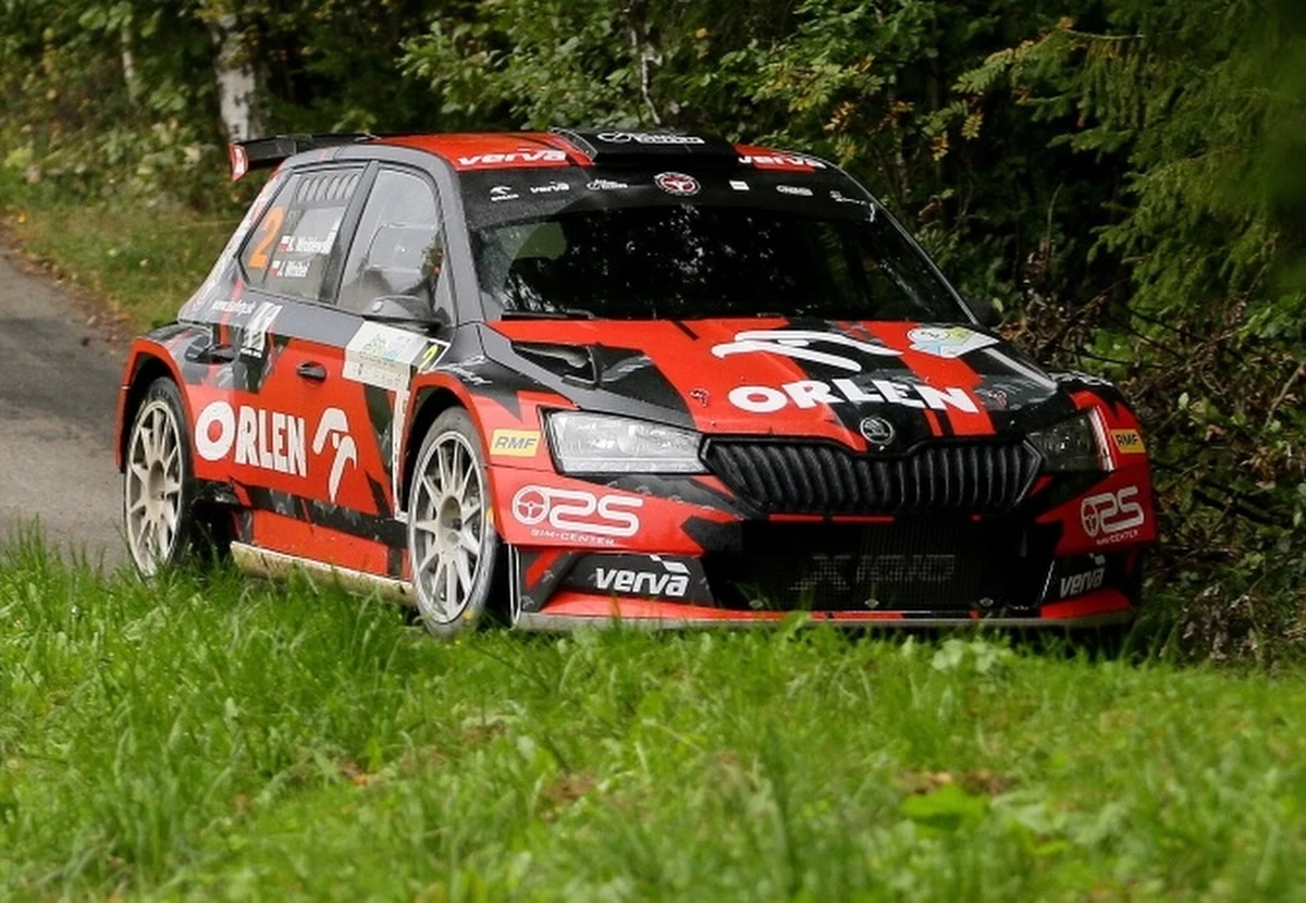 Kacper Wróblewski i Jakub Wróbel (Skoda Fabia Rally2 evo) wygrali zakończony w sobotę 68. Rajd Wisły - finałową rundę sezonu mistrzostw Polski. Zwycięstwo w Beskidach to drugi z rzędu triumf duetu ORLEN Team w RSMP. Na drugim miejscu finiszowali Łukasz Byśkiniewicz (Skoda Fabia Rally2 evo, +1:25,3 s), którzy przypieczętowali w ten sposób zdobycie tytułu wicemistrzów Polski*. Na najniższym stopniu podium stanęli Jarosław Kołtun i Ireneusz Pleskot (Ford Fiesta Rally2, +3:18,5 s), dzięki czemu awansowali na trzecią pozycję w punktacji sezonu.