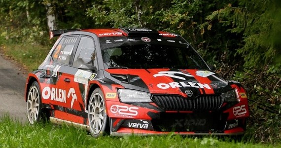 Kacper Wróblewski i Jakub Wróbel (Skoda Fabia Rally2 evo) wygrali zakończony w sobotę 68. Rajd Wisły - finałową rundę sezonu mistrzostw Polski. Zwycięstwo w Beskidach to drugi z rzędu triumf duetu ORLEN Team w RSMP. Na drugim miejscu finiszowali Łukasz Byśkiniewicz (Skoda Fabia Rally2 evo, +1:25,3 s), którzy przypieczętowali w ten sposób zdobycie tytułu wicemistrzów Polski*. Na najniższym stopniu podium stanęli Jarosław Kołtun i Ireneusz Pleskot (Ford Fiesta Rally2, +3:18,5 s), dzięki czemu awansowali na trzecią pozycję w punktacji sezonu.