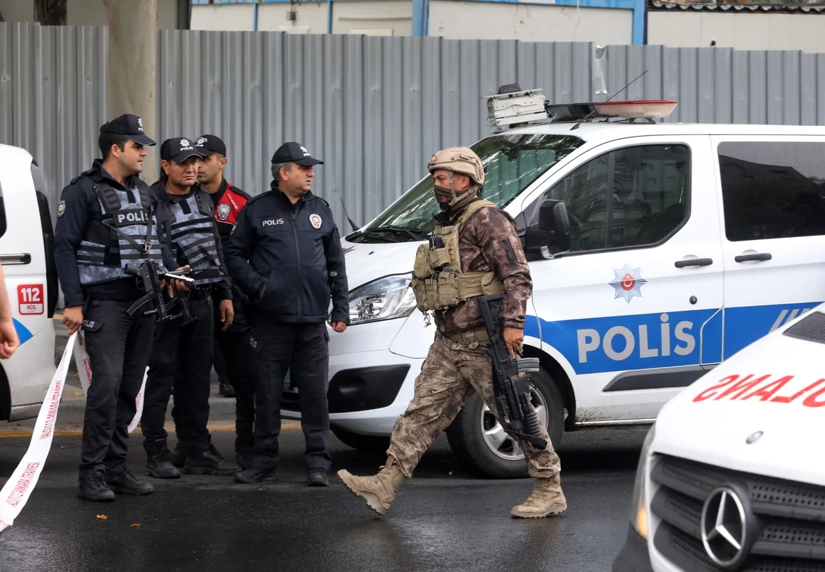 ​Zamachowiec samobójca wysadził się w powietrze w Ankarze, w pobliżu siedziby MSW, raniąc dwóch policjantów; drugi zamachowiec zginął w strzelaninie z siłami bezpieczeństwa.