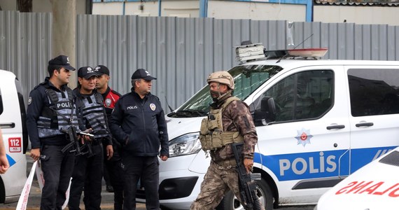 ​Zamachowiec samobójca wysadził się w powietrze w Ankarze, w pobliżu siedziby MSW, raniąc dwóch policjantów; drugi zamachowiec zginął w strzelaninie z siłami bezpieczeństwa.