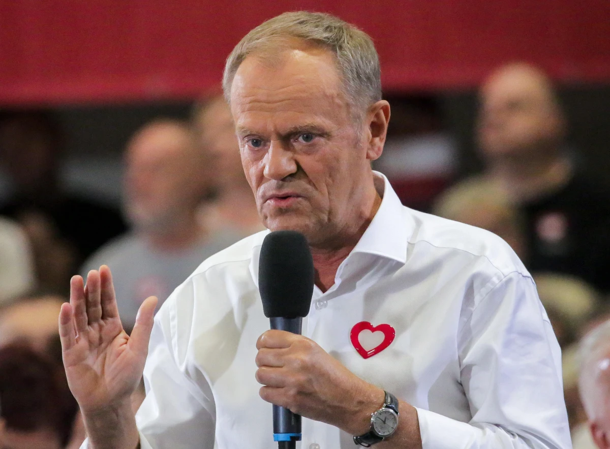 Kiedy widzę te setki tysięcy uśmiechniętych twarzy, to dobrze czuję, że przychodzi ten przełomowy moment w historii naszej ojczyzny - mówił w niedzielę Donald Tusk, inaugurując Marsz Miliona Serc w stolicy. Przewodniczący PO obiecał też, że zaraz po wyborach zakończy wojnę polsko-polską. 