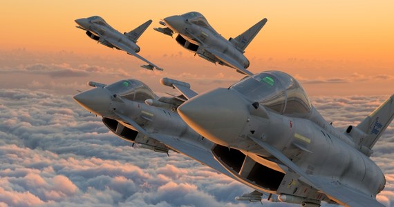 „Brytyjskie myśliwce zostały wysłane do Polski w celu ochrony sojusznika NATO przed rosyjską agresją” – pisze prasa na Wyspach powołując się na wypowiedź sekretarza obrony Granta Shappsa.