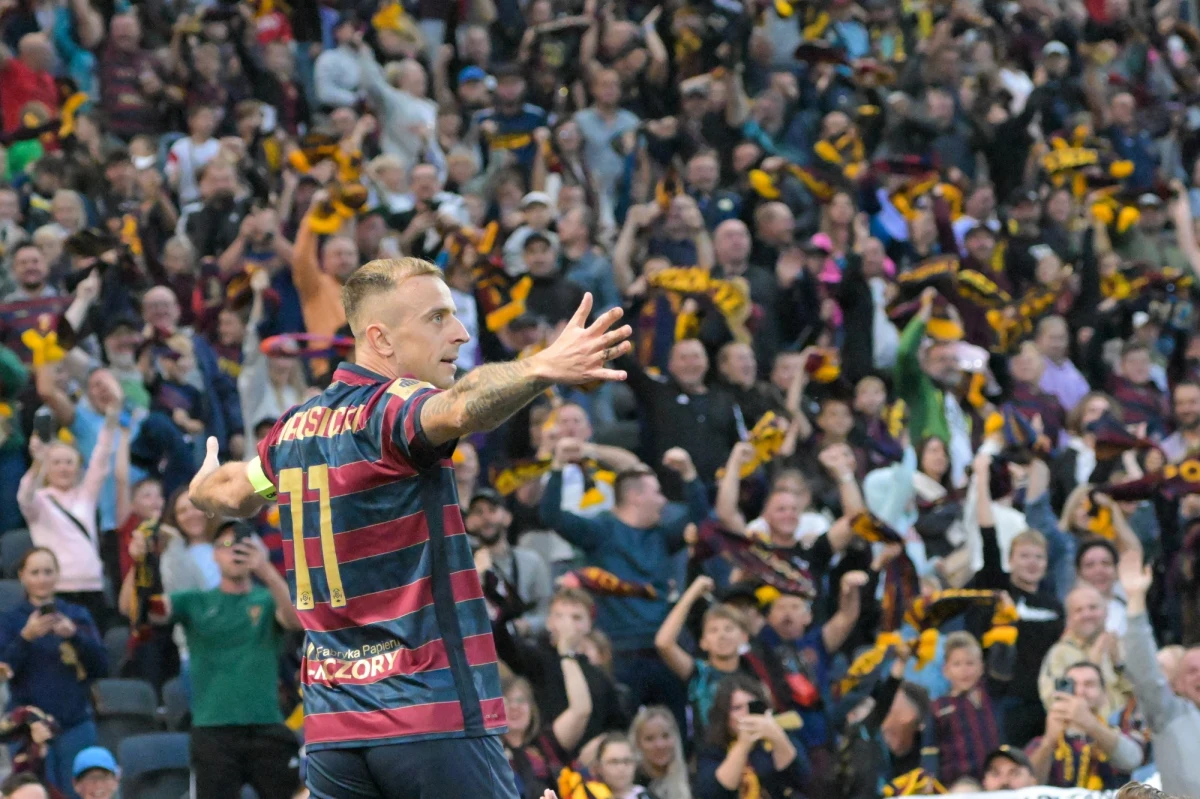 Pięć bramek zaaplikowali Lechowi Poznań piłkarze Pogoni Szczecin w meczu 10. kolejki ekstraklasy. Do przerwy Portowcy zdołali wbić Kolejorzowi trzy bramki.