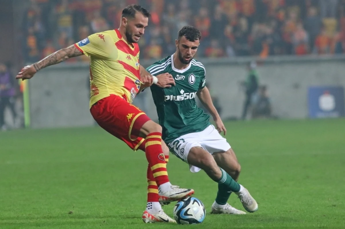 Legia Warszawa przegrała w Białymstoku z Jagiellonią 0:2 w meczu 10. kolejki piłkarskiej Ekstraklasy. Jagiellonia przedłużyła do pięciu serię zwycięstw na swoim boisku w obecnych rozrywkach.