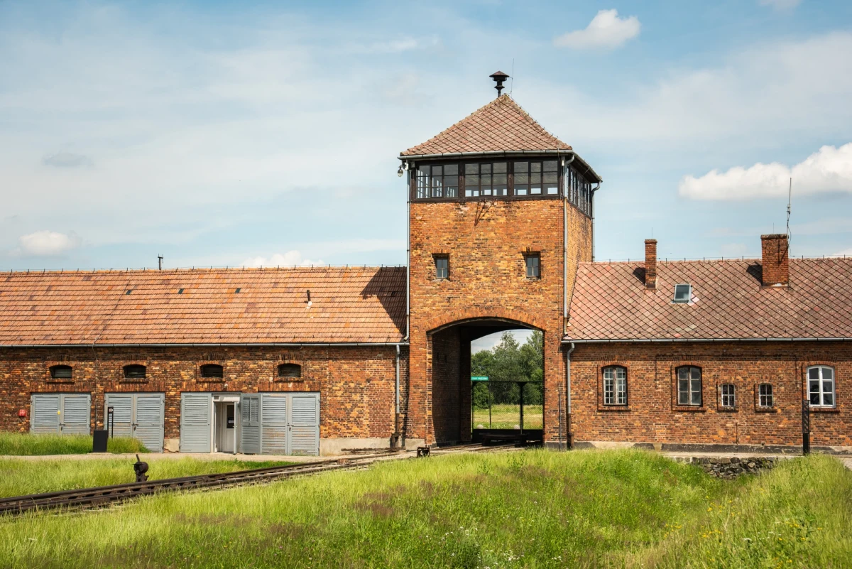 ​Rodzinom pomagającym więźniom Auschwitz poświęcona będzie sesja edukacyjna w trybie hybrydowym, którą przygotowały oświęcimskie muzea: Auschwitz oraz Pamięci Mieszkańców Ziemi Oświęcimskiej. Spotkanie odbędzie się 20 października - zakomunikowało Muzeum Auschwitz.