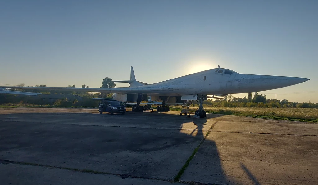 Bombowiec Tu-160 niszczeje na jednym z ukraińskich lotnisk